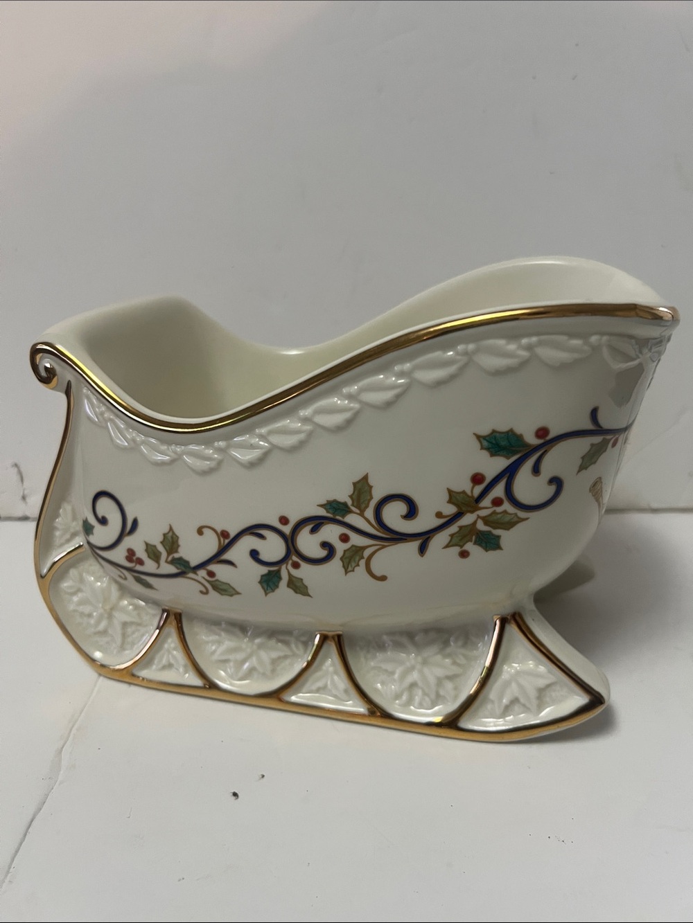 Mikasa Holiday Fine Porcelain Holly Sleigh Centerpiece Bowl 8in x 5x5